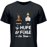 4 Hufe 2 Füße 1 Team - Personalisierbares T-Shirt