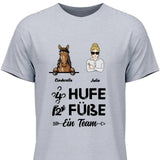 4 Hufe 2 Füße 1 Team - Personalisierbares T-Shirt