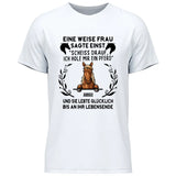 Weise Frau sagte einst - Personalisierbares T-Shirt