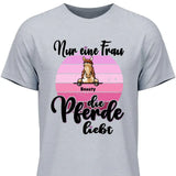 Frau die Pferde liebt - Personalisierbares T-Shirt