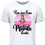 Frau die Pferde liebt - Personalisierbares T-Shirt