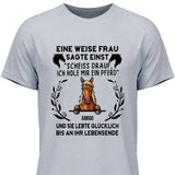 Weise Frau sagte einst - Personalisierbares T-Shirt