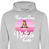 Frau die Pferde liebt - Personalisierbarer Hoodie (Unisex)