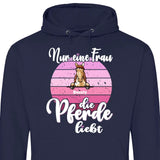 Frau die Pferde liebt - Personalisierbarer Hoodie (Unisex)