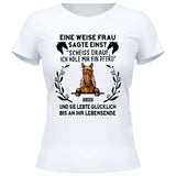 Weise Frau sagte einst - Personalisierbares T-Shirt