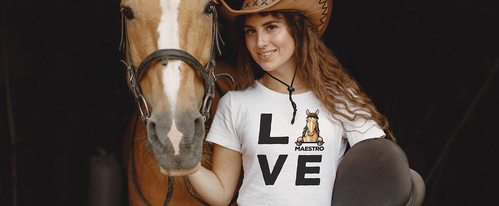 Frau mit personalisierten Pferde T-Shirt